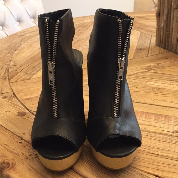 Simply Vera Vera Wang Shoes - Vera Wang Size 6.5 full zip wedge shoes